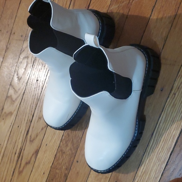 Steve Madden /Madden Girl White & Black lug platform boots, size 10 - Picture 2 of 6